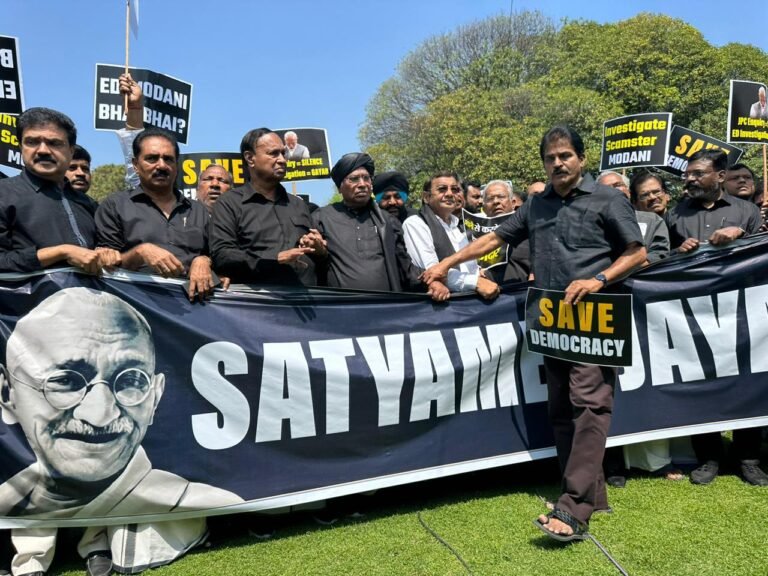 ಕಪ್ಪು ಬಟ್ಟೆ ಧರಿಸಿ ಕಾಂಗ್ರೆಸ್‌ ಸಂಸದರ ಧರಣಿ: ಅದಾನಿ ವಿರುದ್ಧದ ಆರೋಪಗಳ ತನಿಖೆಗೆ ಆಗ್ರಹ