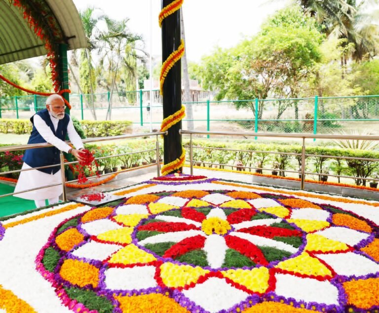 ಸರ್ ಎಂವಿ ಸಮಾಧಿಗೆ ತಲೆಬಾಗಿದ ಪ್ರಧಾನಿ