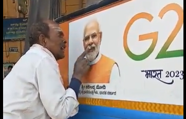 ʼನನ್ನ ತಂದೆ, ಲೋಕವನ್ನೇ ಗೆದ್ದವನೇ…ʼ: ಮೋದಿ ಚಿತ್ರಕ್ಕೆ ಮುತ್ತಿಕ್ಕಿದ ವೃದ್ಧ