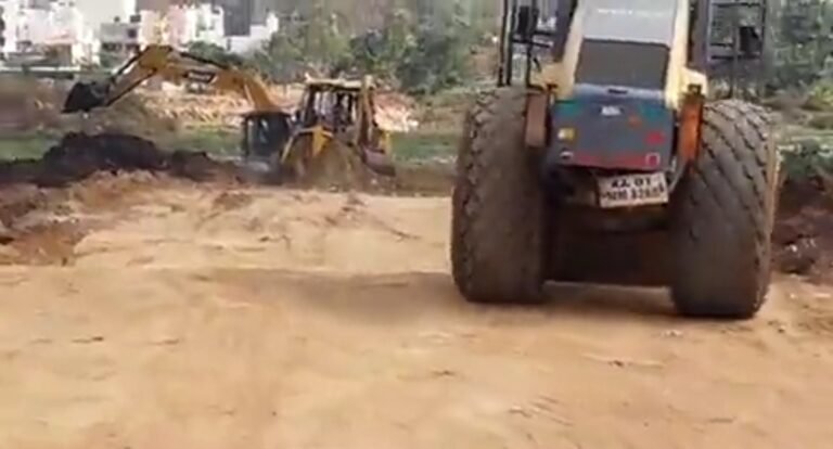 ಕೆರೆ ಮಧ್ಯೆ ಅಕ್ರಮ ರಸ್ತೆ ನಿರ್ಮಾಣ – ಜೆಡಿಎಸ್ ಆರೋಪ