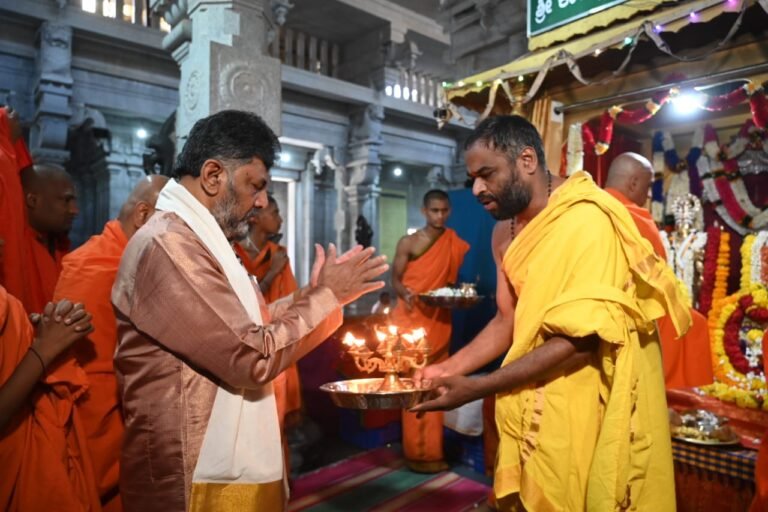 dk shivakumar in temple