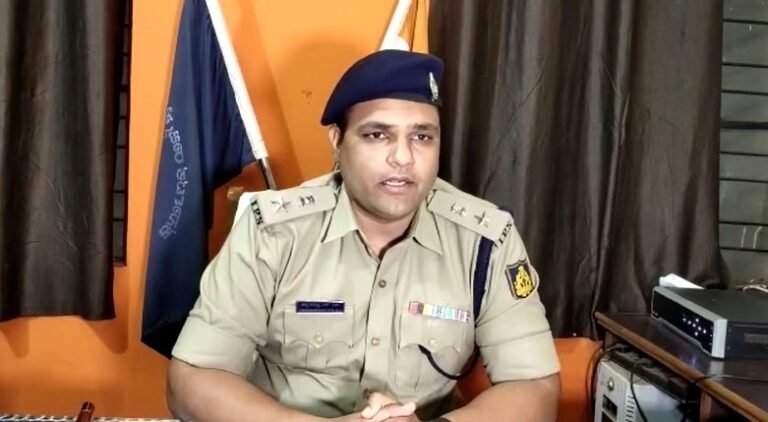 &nbsp;ಪೊಲೀಸರ ಮೇಲೆ ಹಲ್ಲೆ ಯತ್ನ: ಗಾಳಿಯಲ್ಲಿ ಗುಂಡು ಹೊಡೆದ ಖಾಕಿ