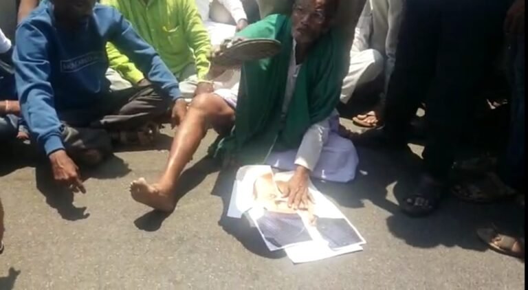 ಸಿಎಂ‌ ಬೊಮ್ಮಾಯಿ ಭಾವಚಿತ್ರಕ್ಕೆ ಚಪ್ಪಲಿ ಏಟು