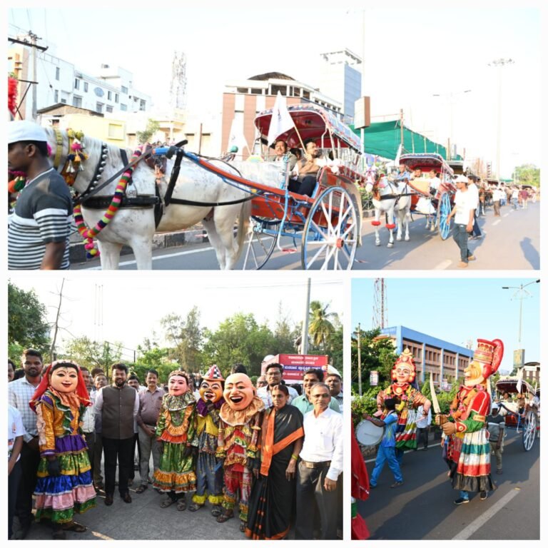 ಟಾಂಗಾ ಏರಿ ಮತದಾನ ಜಾಗೃತಿ ಮೂಡಿಸಿದ ಡಿಸಿ