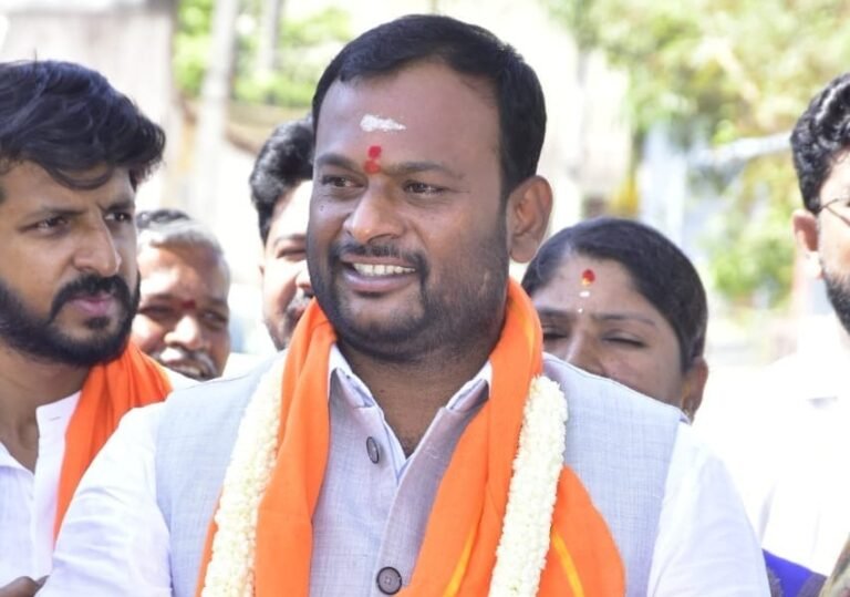 ಹೂಡಿ ವಿಜಯ್‌ ಕುಮಾರ್‌ ಬಂಡಾಯ:‌ ಮೋದಿ ಫೋಟೋ ಕಿತ್ತೆಸೆದ ಅಭಿಮಾನಿಗಳು