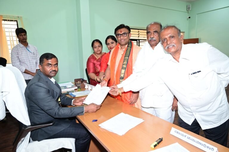 ಕುಟುಂಬಸ್ಥರೊಂದಿಗೆ ತೆರಳಿ ನಾಮಪತ್ರ ಸಲ್ಲಿಸಿದ ಸಚಿವ ಸುಧಾಕರ್‌