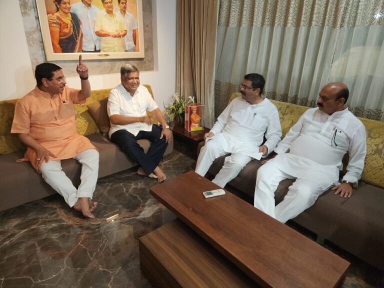 bjp leaders at jagadish shetter residence