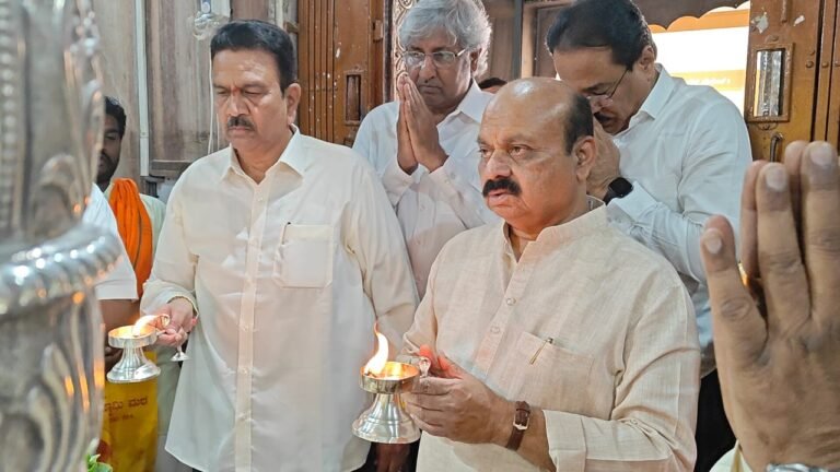 cm bommai in siddarudh mutt