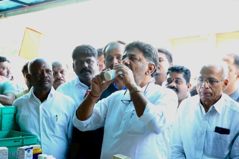 dk shivakumar at nandini outlet