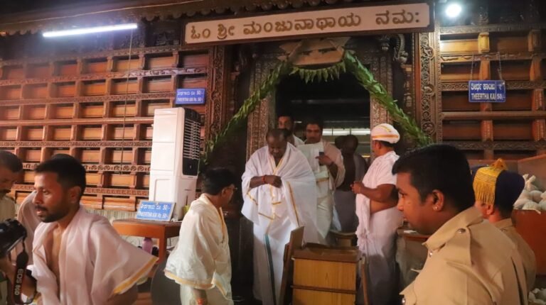 hd kumaraswamy at dharmasthala