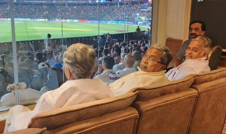 siddaramaih watching cricket