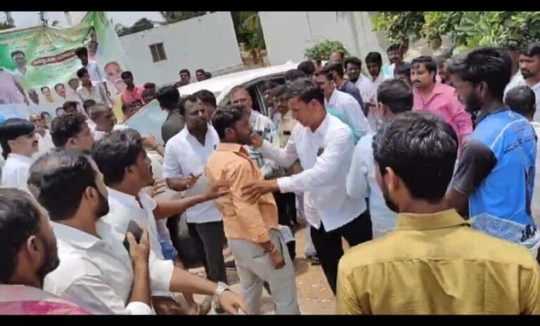 ಲಿಂಗಸ್ಗೂರ : ಎಂ,ಎಲ್,ಸಿ ಬಯ್ಯಾಪುರ & ಹೂಲಿಗೇರಿ ಬಣದ ನಡುವೆ ವಾಗ್ವಾದ, ಕಾರು ಅಡ್ಡಗಟ್ಟಿದ ಕಾರ್ಯಕರ್ತರು