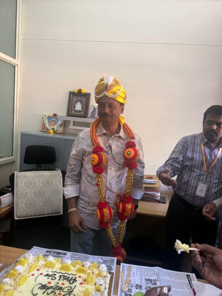 ಸರ್ಕಾರಿ ಕಚೇರಿಯೇ ಪಾರ್ಟಿ ಹಾಲ್: 11 ಕೇಕ್ ಕತ್ತರಿಸಿ ಸಂಭ್ರಮಿಸಿದ ನೌಕರ – ಹೈಕೋರ್ಟ್ ಆದೇಶಕ್ಕೆ ಕ್ಯಾರೆ ಎನ್ನದ ಸಿಬ್ಬಂದಿ! ಕಾನೂನು ಕ್ರಮಕ್ಕೆ ಅಮರೇಶಣ್ಣ ಆಗ್ರಹ