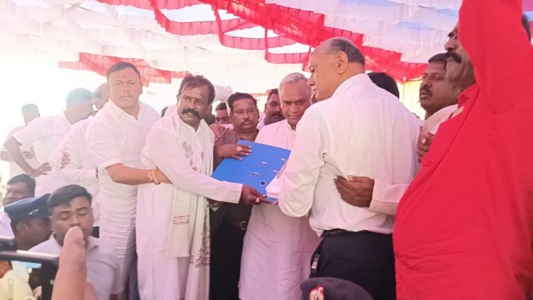 ಎಸ್.ಸಿಗೆ ಸೇರಿಸಲು ಮಡಿವಾಳರ ಬೃಹತ್ ಪ್ರತಿಭಟನೆ; ಸ್ಥಳಕ್ಕೆ ಸಚಿವ ಪ್ರಿಯಾಂಕ ಖರ್ಗೆ ಬೇಟಿ.