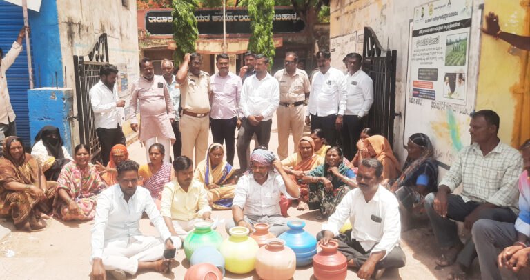 ಜಿಪಂ ಸಿಇಓ ಮಾತಿಗೆ ಕಿಮ್ಮತ್ತು ಕೊಡದ ಪಿಡಿಓಗಳು…! ಮುದ್ದೇಬಿಹಾಳದ ಗುಂಡಖರ್ಜಗಿ ಗ್ರಾಮದಲ್ಲಿ ಕುಡಿಯುವ ನೀರಿಗಾಗಿ ಹಾಹಾಕಾರ…!!!