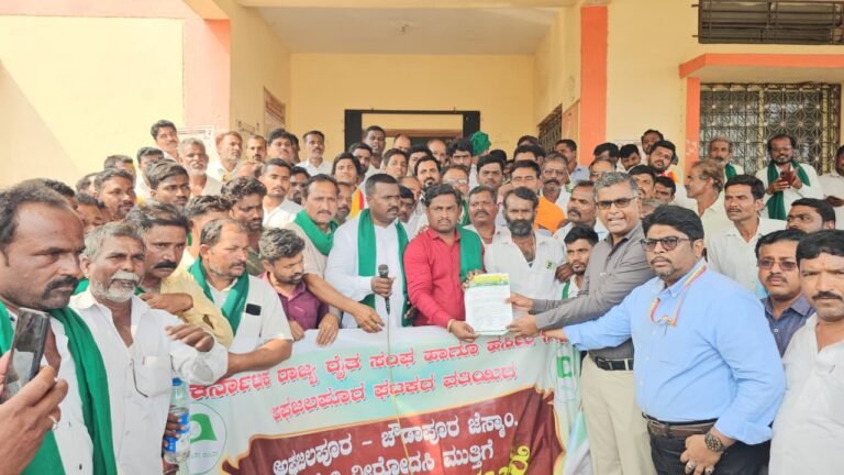ರೈತರ ಮೇಲೆ ದರ್ಪ ಮೆರೆದ ಗೊಲ್ಲಾಳೇಶ್ವರ ಆಗ್ರೋ ಮಾಲೀಕರು; ಆಗ್ರೋಗೆ ಬೀಗ ಜಡಿದು ರೈತ ಸಂಘದಿಂದ ಪ್ರತಿಭಟನೆ.