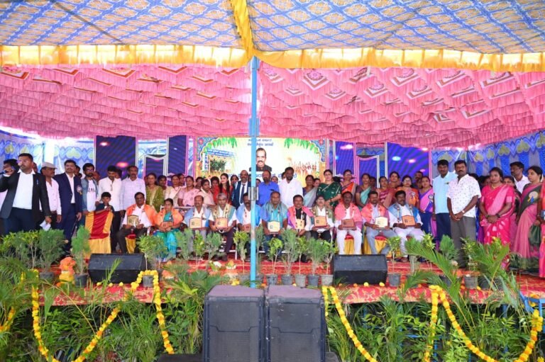 ಎಂ. ಅಗ್ರಹಾರದ ಜಯಪ್ರಕಾಶ್ ನಾರಾಯಣ್ ಪ್ರೌಢಶಾಲೆಯ ಮುಖ್ಯೋಪಾಧ್ಯಾಯ ಕೆ.ಬಿ. ನಾರಾಯಣ ಸ್ವಾಮಿ ಅವರಿಗೆ ಹಳೇ ವಿದ್ಯಾರ್ಥಿಗಳಿಂದ ಬೀಳ್ಕೊಡುಗೆ