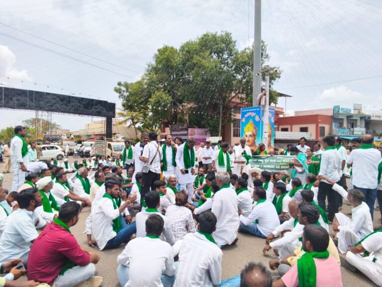 ಬೂದಿಹಾಳ–ಪೀರಾಪುರ ಏತ ನೀರಾವರಿ ಯೋಜನೆ ಪೂರ್ಣಗೊಳಿಸಲು ಆಗ್ರಹ: ತಾಳಿಕೋಟಿಯಲ್ಲಿ ರೈತರ ಬೃಹತ್ ಪ್ರತಿಭಟನೆ
