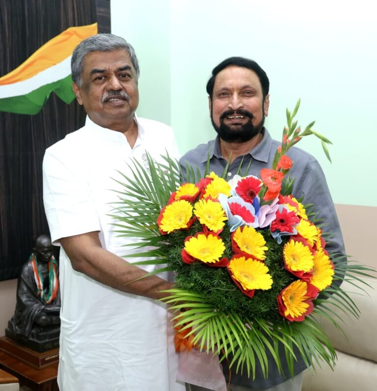 ಶಾಸಕ ಲಕ್ಷ್ಮಣ ಸವದಿ ಅವರಿಂದ ಕೆಪಿಸಿಸಿ ಅಧ್ಯಕ್ಷ ಬಿ.ಕೆ. ಹರಿಪ್ರಸಾದ್ ಭೇಟಿ: ಸಂಪುಟ ಪ್ರವೇಶಕ್ಕೆ ಬೆಂಬಲ ಸೂಚಿಸಿದ್ದಕ್ಕೆ ಕೃತಜ್ಞತೆ